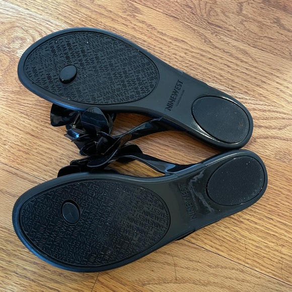Like new Nine West women’s s8 sandals - Picture 3 of 3